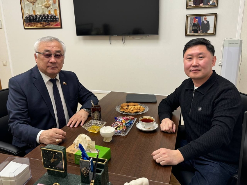 Баир Жамсуев провел встречу с известным российским оружейником Жигжитом Баясхалановым